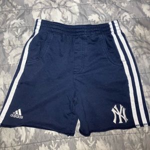 Adidas Yankees size 4T Good condition/Gently used.
